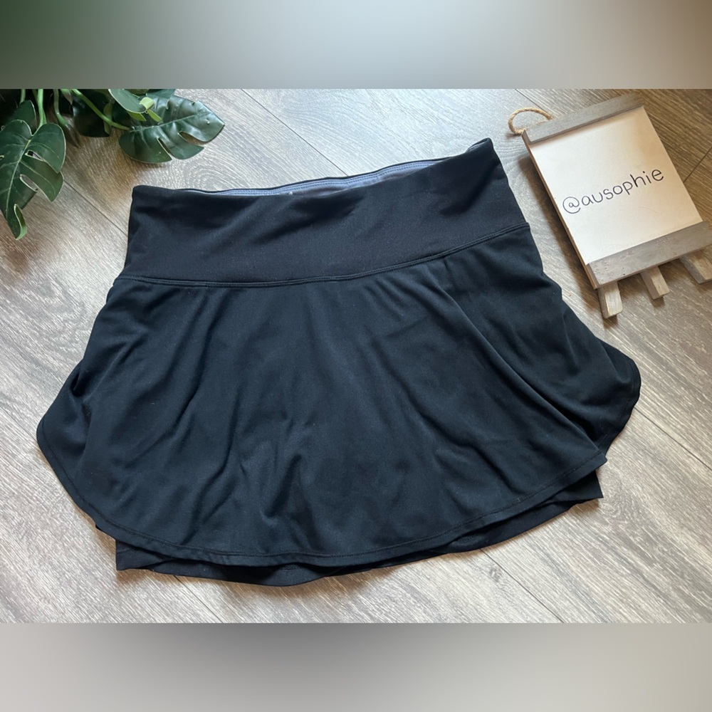 Road Runner Athletic Skirt w Attached Under Shorts in Black. Size S